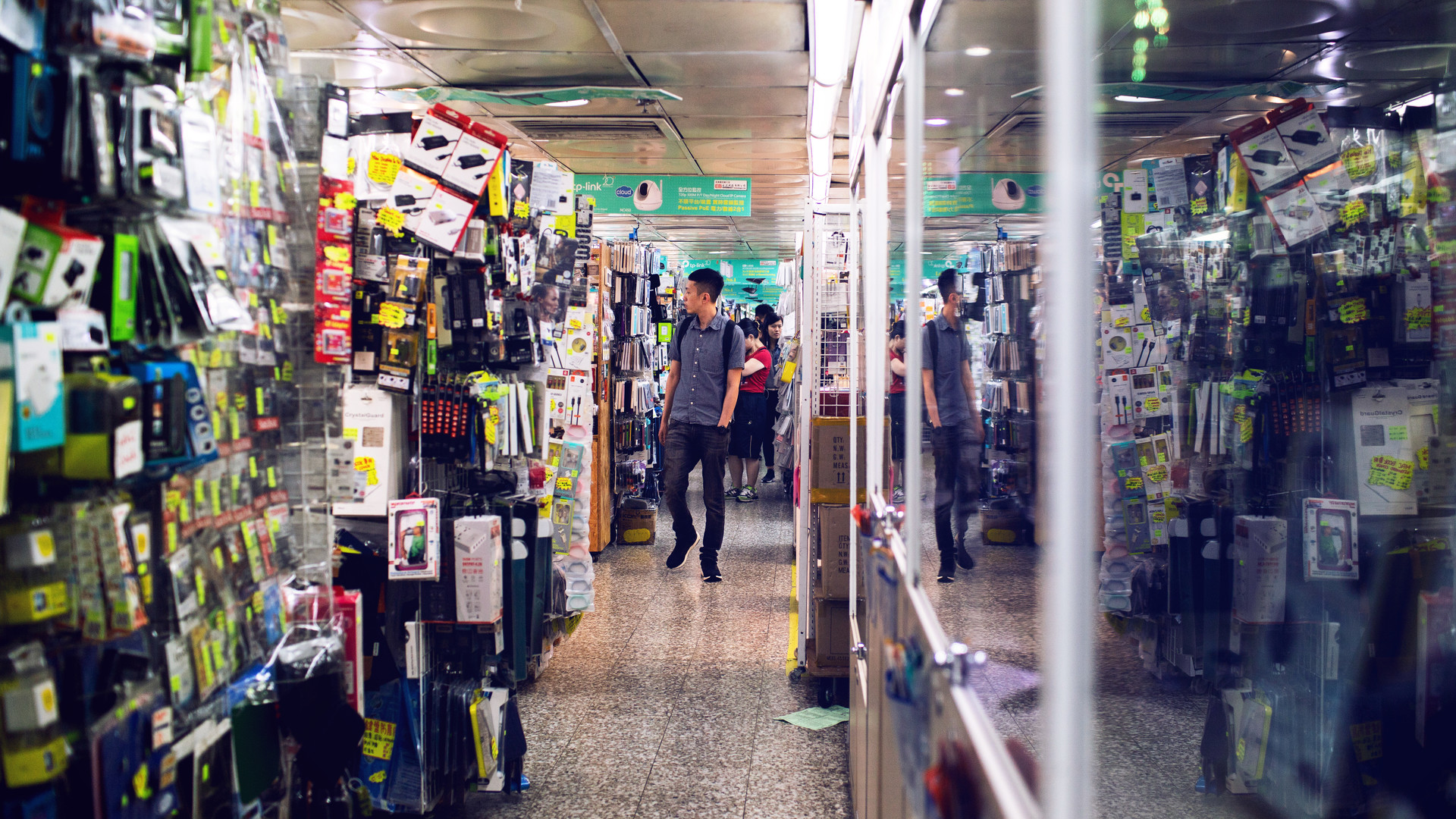 Hong Kong: A Shopping Paradise SHP PDT COP 0020